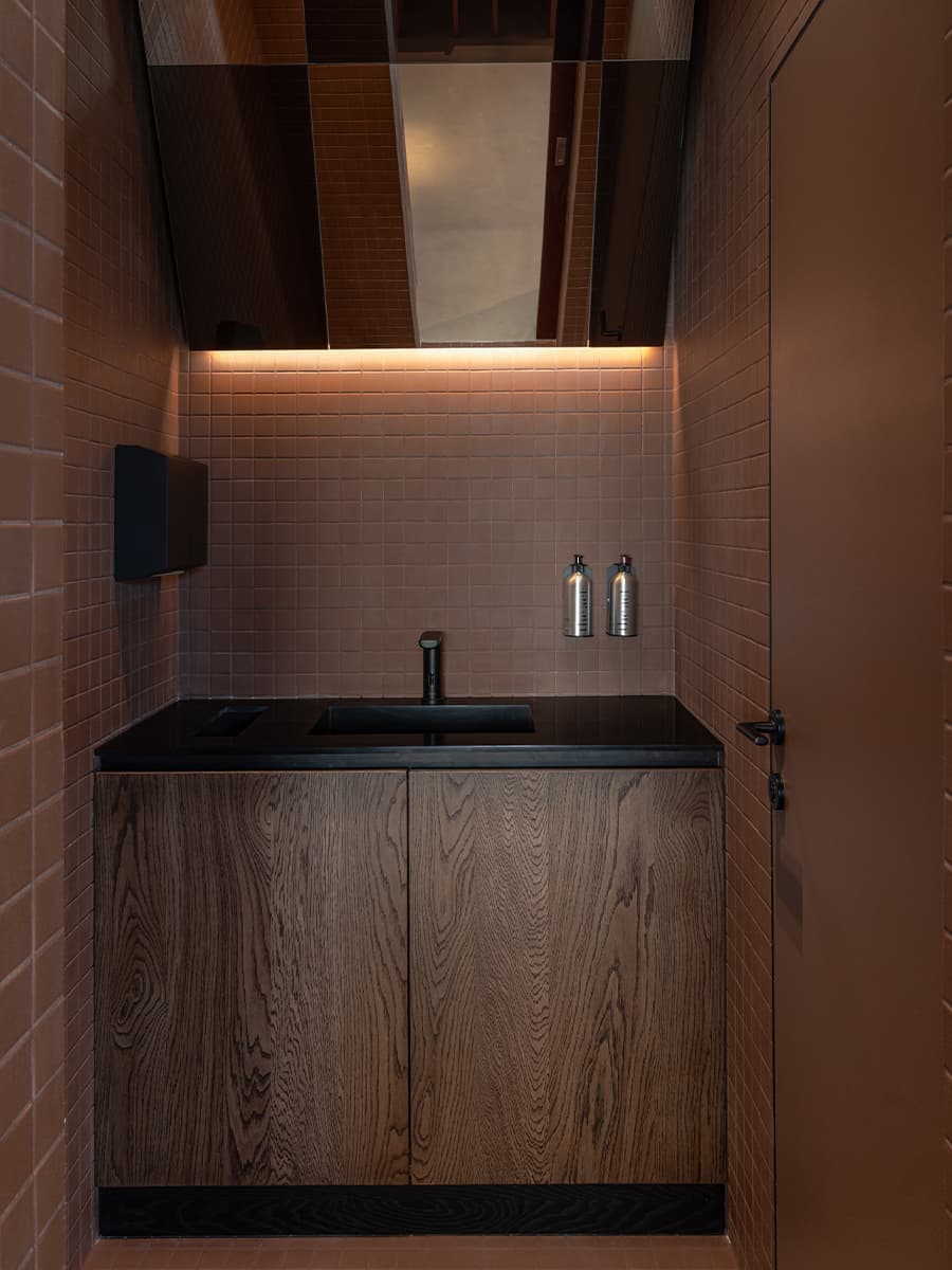 Теплая ретро-атмосфера и коричневые тона в интерьере кофейни — проект KIDZ