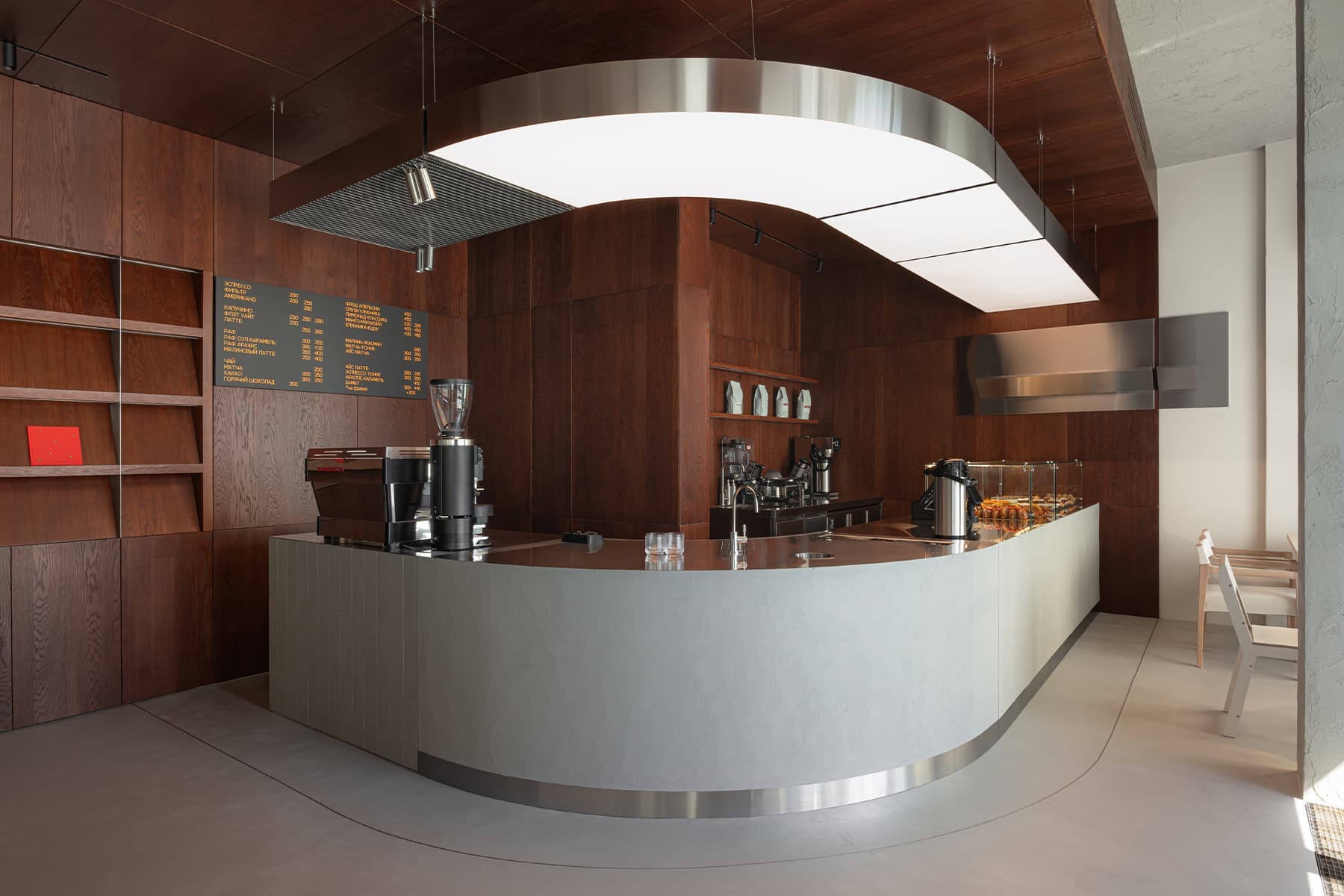 Теплая ретро-атмосфера и коричневые тона в интерьере кофейни — проект KIDZ
