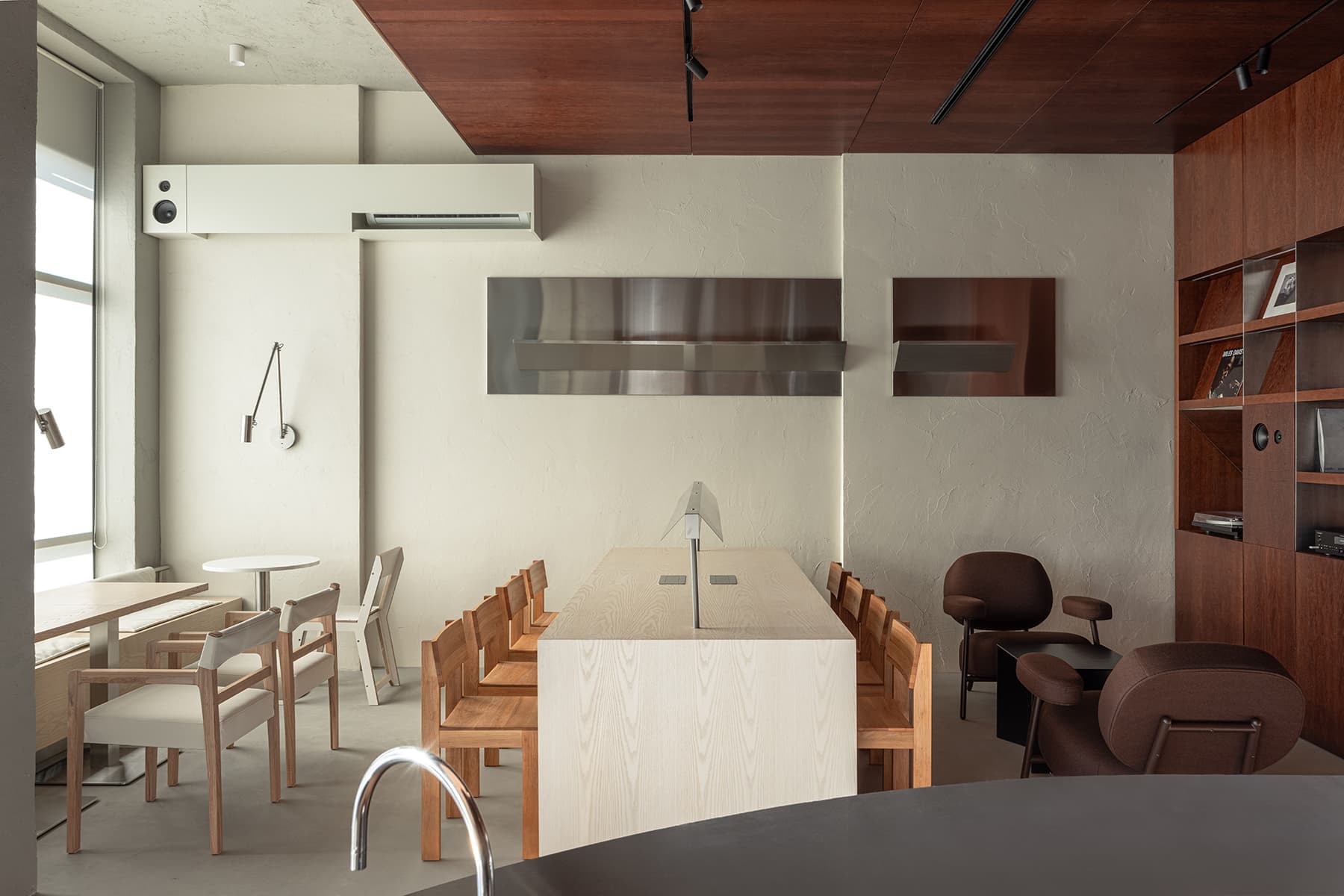 Теплая ретро-атмосфера и коричневые тона в интерьере кофейни — проект KIDZ