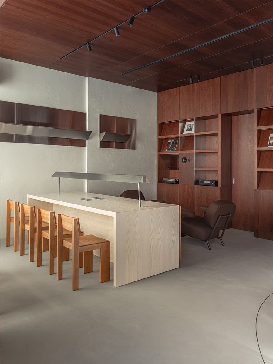 Теплая ретро-атмосфера и коричневые тона в интерьере кофейни — проект KIDZ