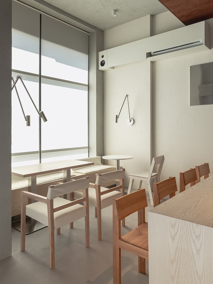 Теплая ретро-атмосфера и коричневые тона в интерьере кофейни — проект KIDZ