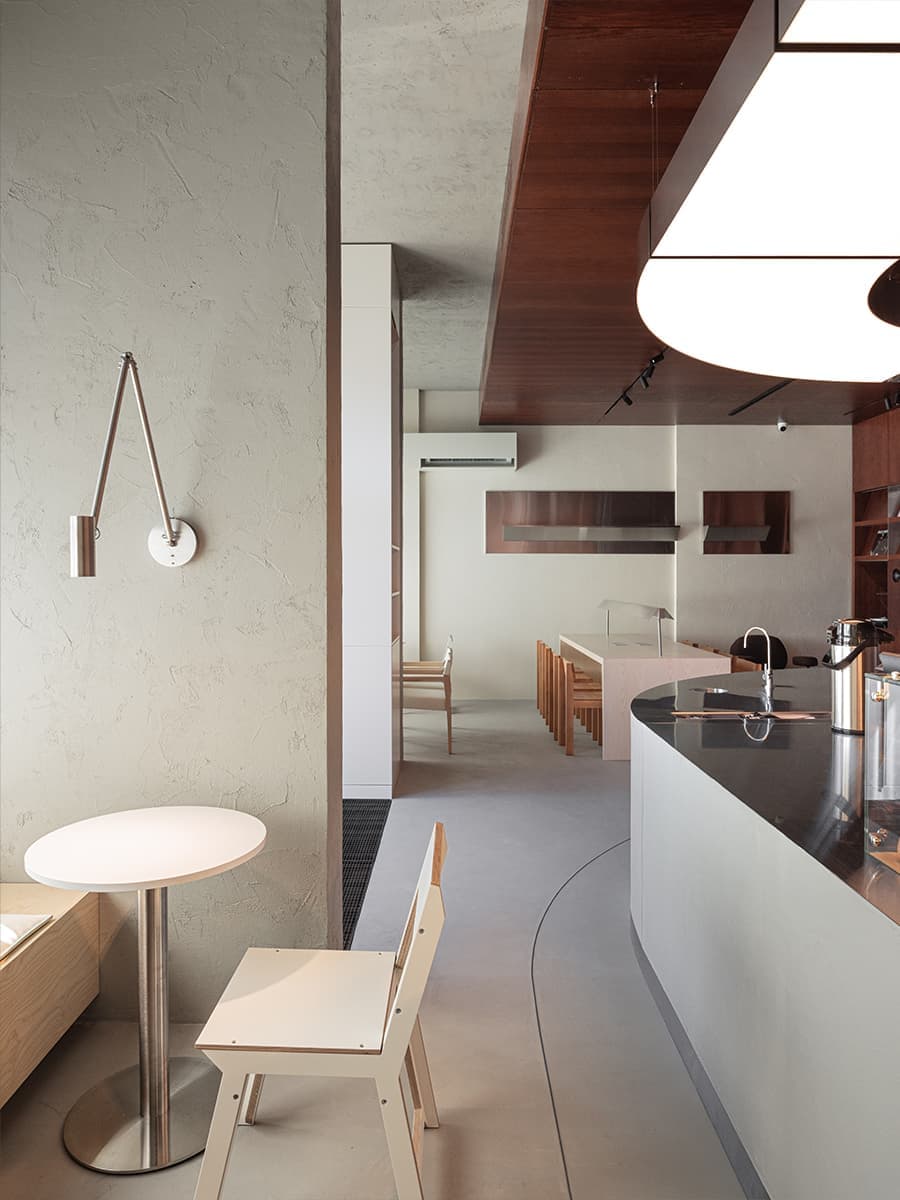 Теплая ретро-атмосфера и коричневые тона в интерьере кофейни — проект KIDZ w3