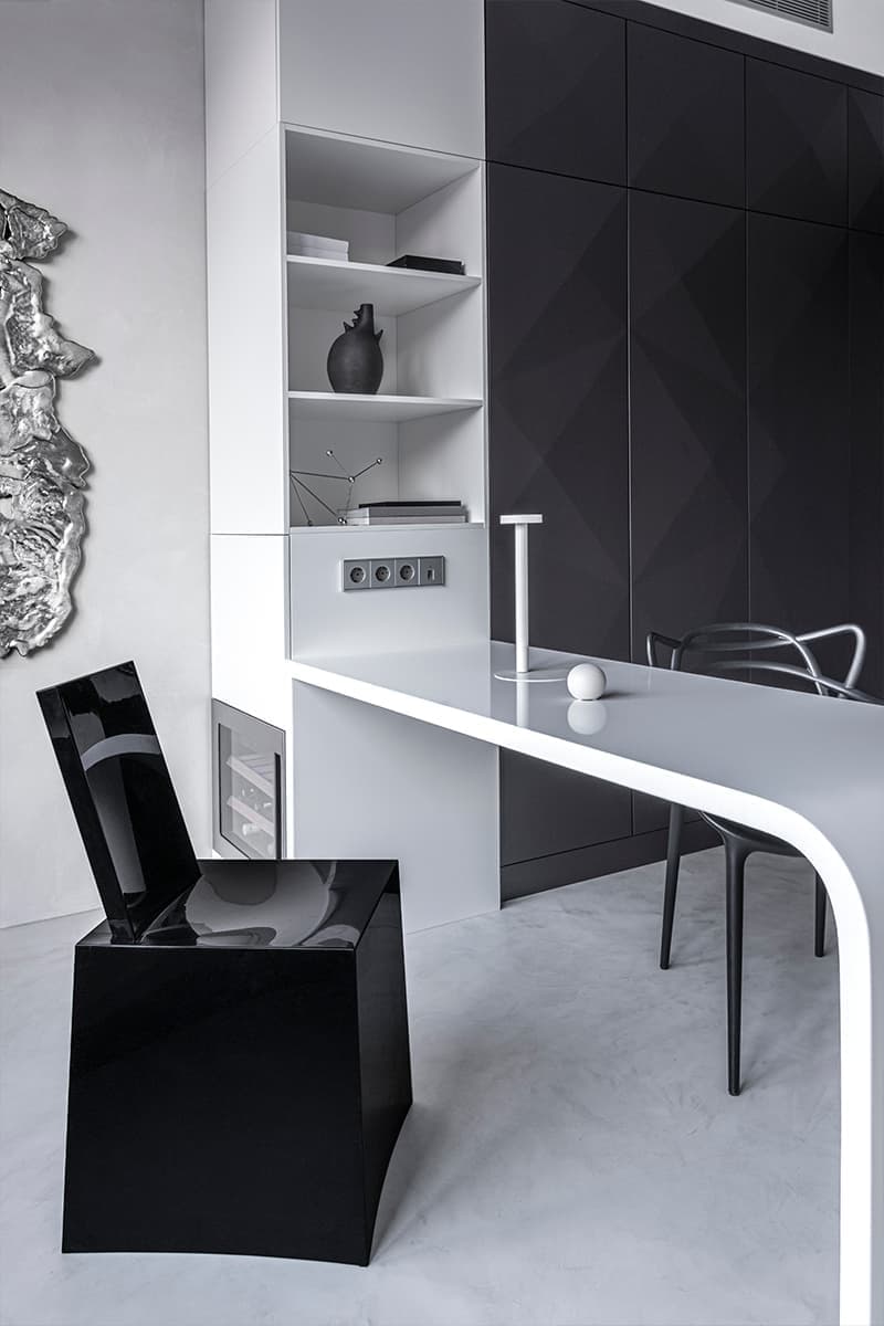 Объемная стена и культовая мебель в монохромном интерьере квартиры — проект студии «Точка дизайна»