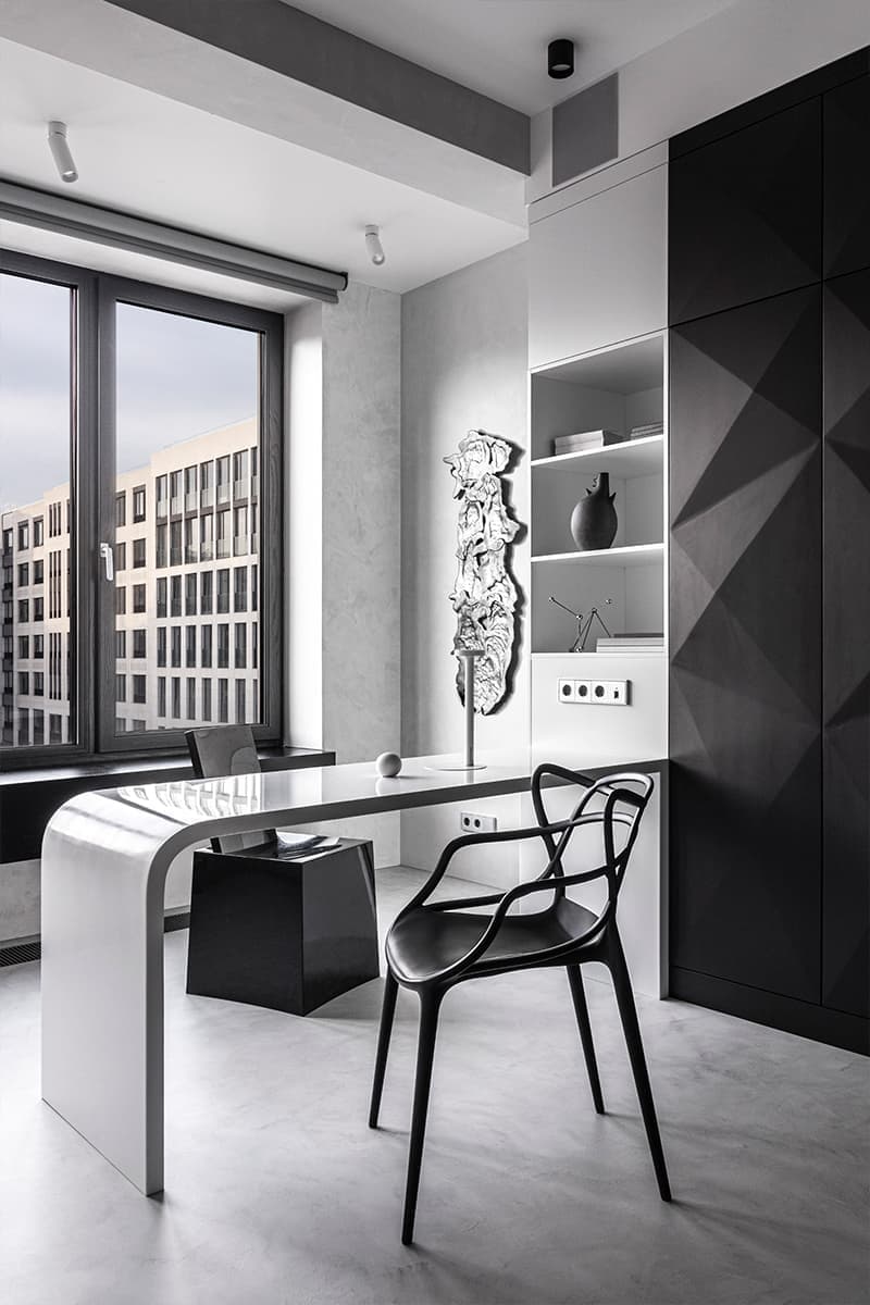 Объемная стена и культовая мебель в монохромном интерьере квартиры — проект студии «Точка дизайна»