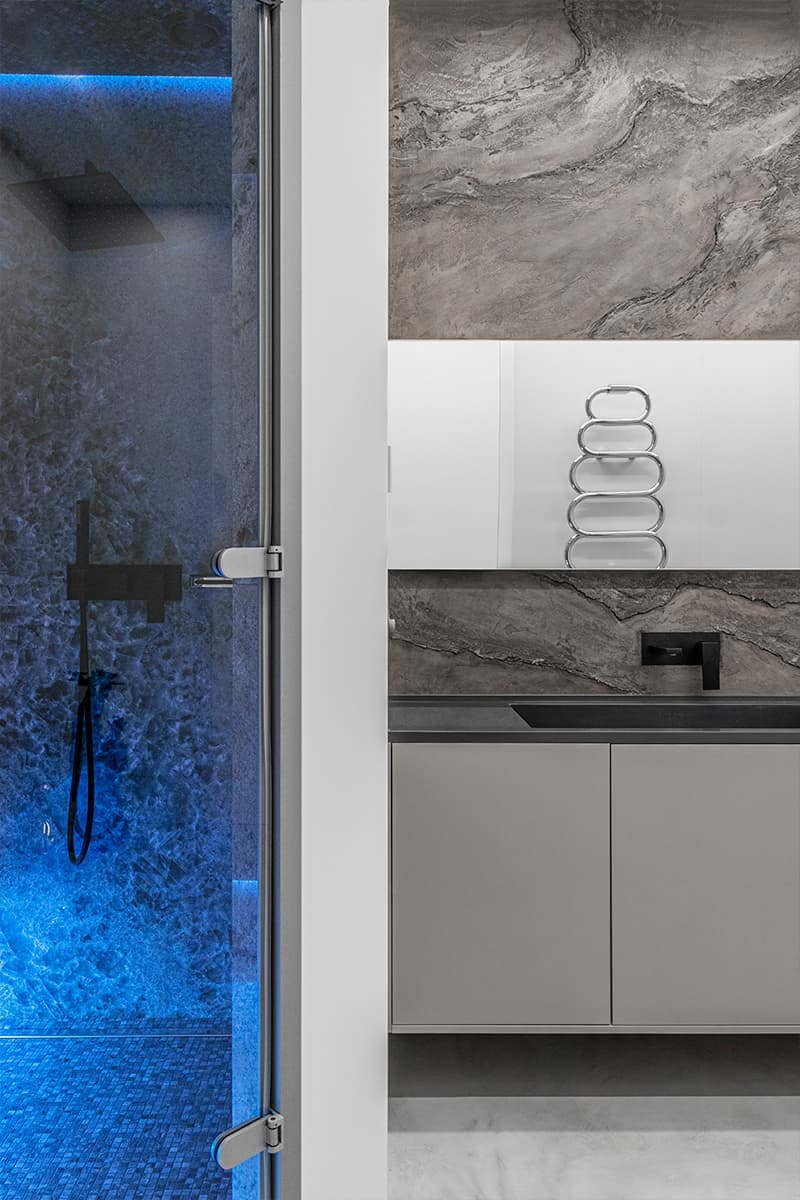 Объемная стена и культовая мебель в монохромном интерьере квартиры — проект студии «Точка дизайна» w3