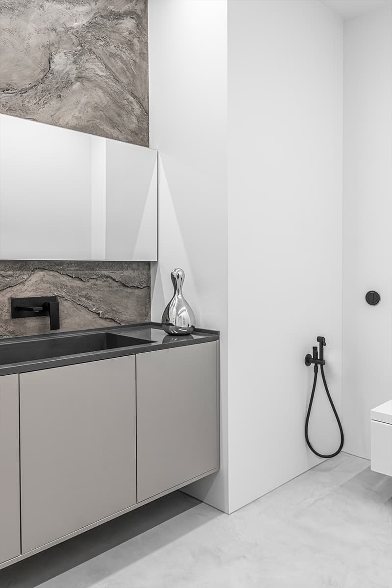 Объемная стена и культовая мебель в монохромном интерьере квартиры — проект студии «Точка дизайна» w3