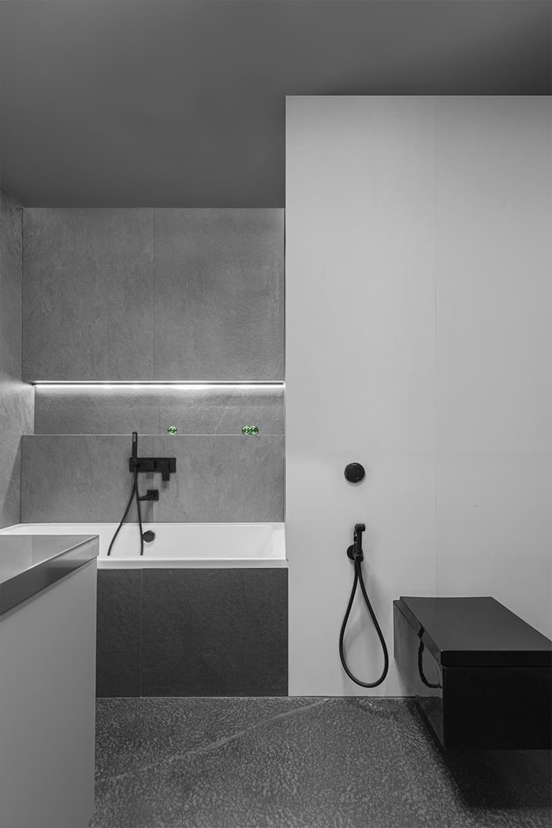 Объемная стена и культовая мебель в монохромном интерьере квартиры — проект студии «Точка дизайна»