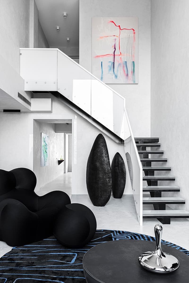 Объемная стена и культовая мебель в монохромном интерьере квартиры — проект студии «Точка дизайна»