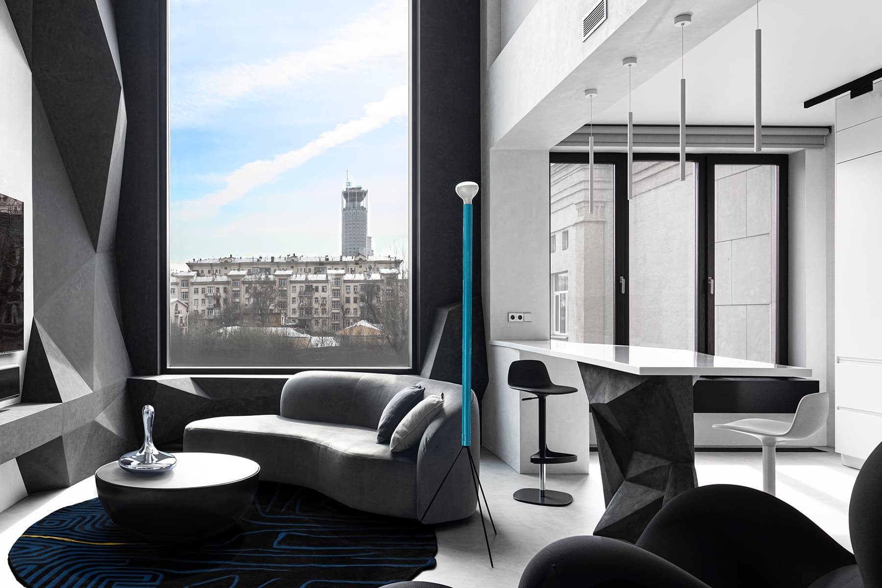 Объемная стена и культовая мебель в монохромном интерьере квартиры — проект студии «Точка дизайна»