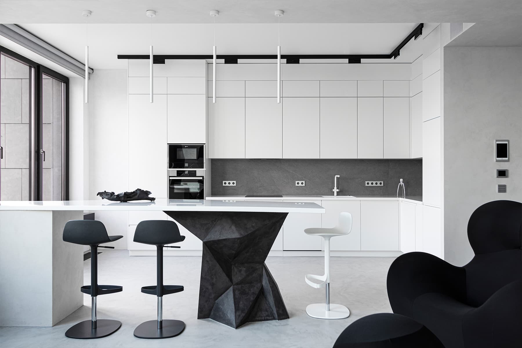 Объемная стена и культовая мебель в монохромном интерьере квартиры — проект студии «Точка дизайна»