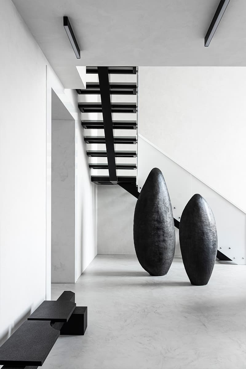 Объемная стена и культовая мебель в монохромном интерьере квартиры — проект студии «Точка дизайна»