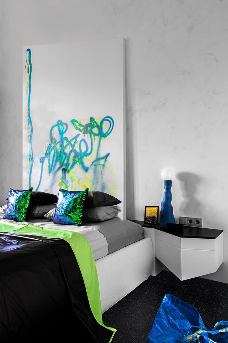 Объемная стена и культовая мебель в монохромном интерьере квартиры — проект студии «Точка дизайна»