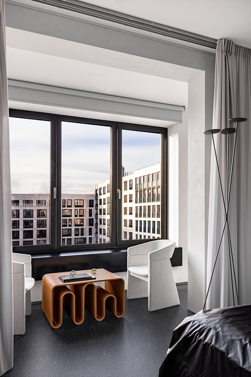 Объемная стена и культовая мебель в монохромном интерьере квартиры — проект студии «Точка дизайна» w3