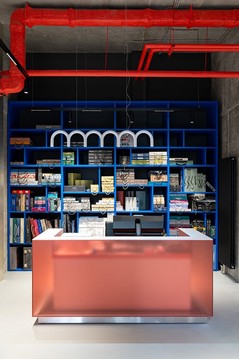 Красочное оформление шоурума интерьерных материалов — проект DAVYDOV STUDIO