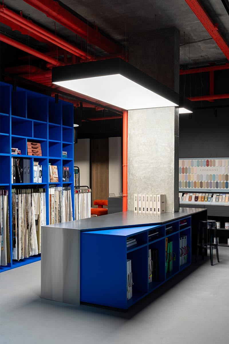 Красочное оформление шоурума интерьерных материалов — проект DAVYDOV STUDIO