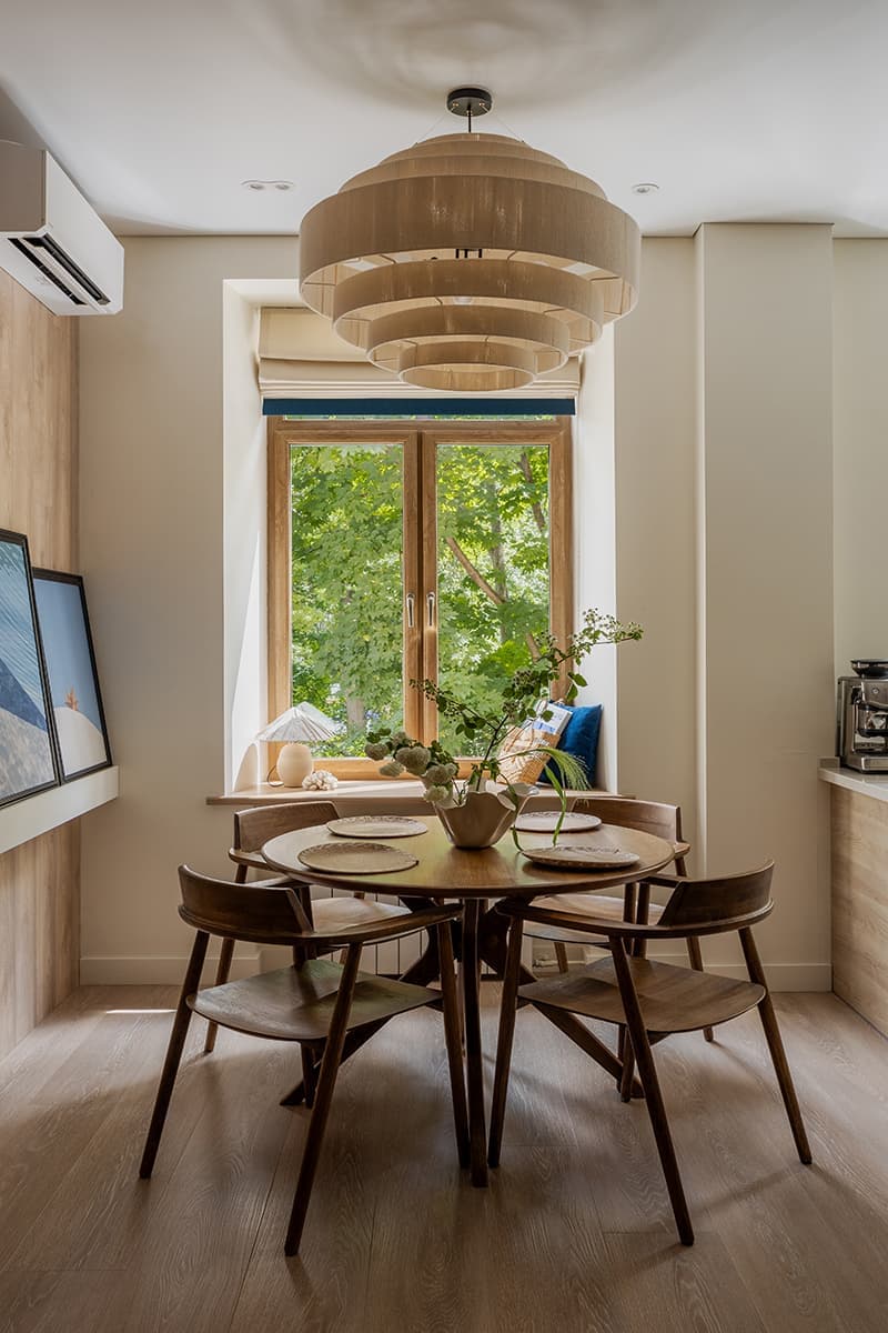 Песочные оттенки, синие акценты и теплое дерево в интерьере квартиры — проект Ангелины Стриженок