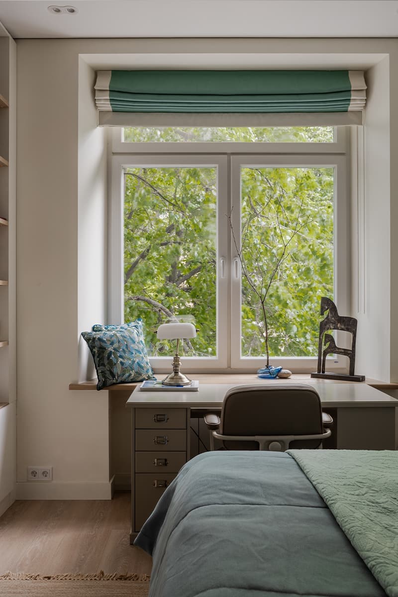 Песочные оттенки, синие акценты и теплое дерево в интерьере квартиры — проект Ангелины Стриженок