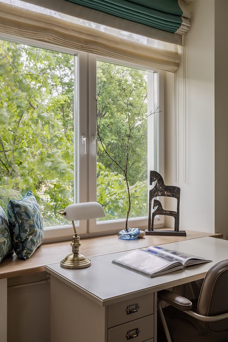 Песочные оттенки, синие акценты и теплое дерево в интерьере квартиры — проект Ангелины Стриженок