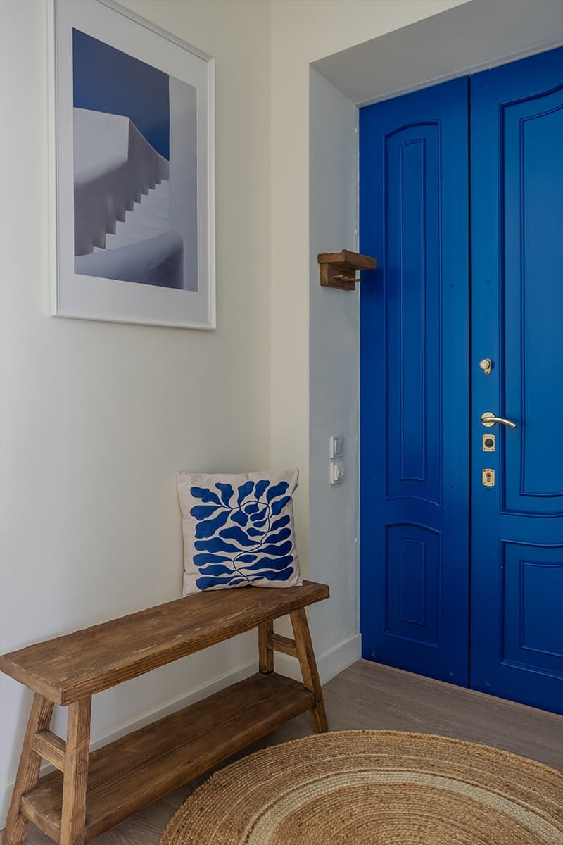 Песочные оттенки, синие акценты и теплое дерево в интерьере квартиры — проект Ангелины Стриженок