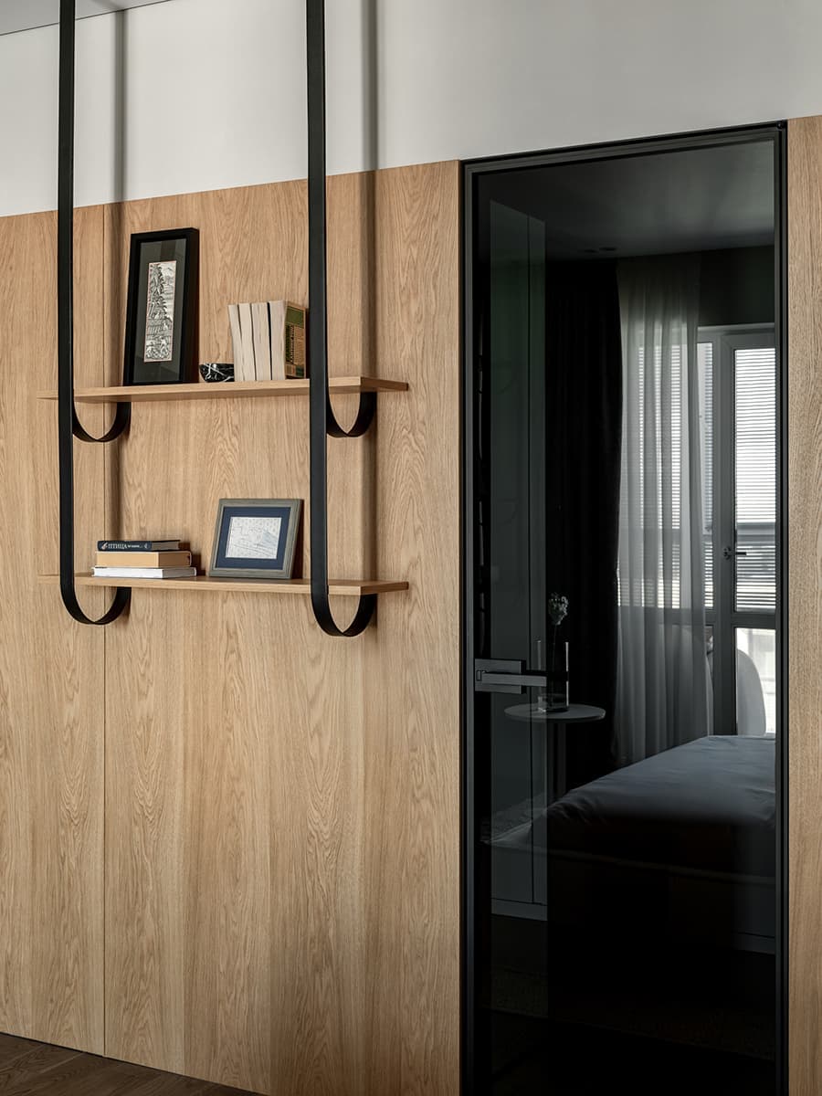 Интерьер квартиры со скульптурной стеной в гостиной — проект Евгении Гостевой и Оксаны Раскиной