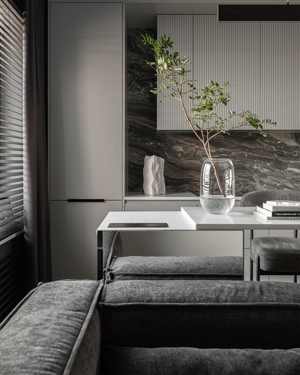 Интерьер квартиры со скульптурной стеной в гостиной — проект Евгении Гостевой и Оксаны Раскиной