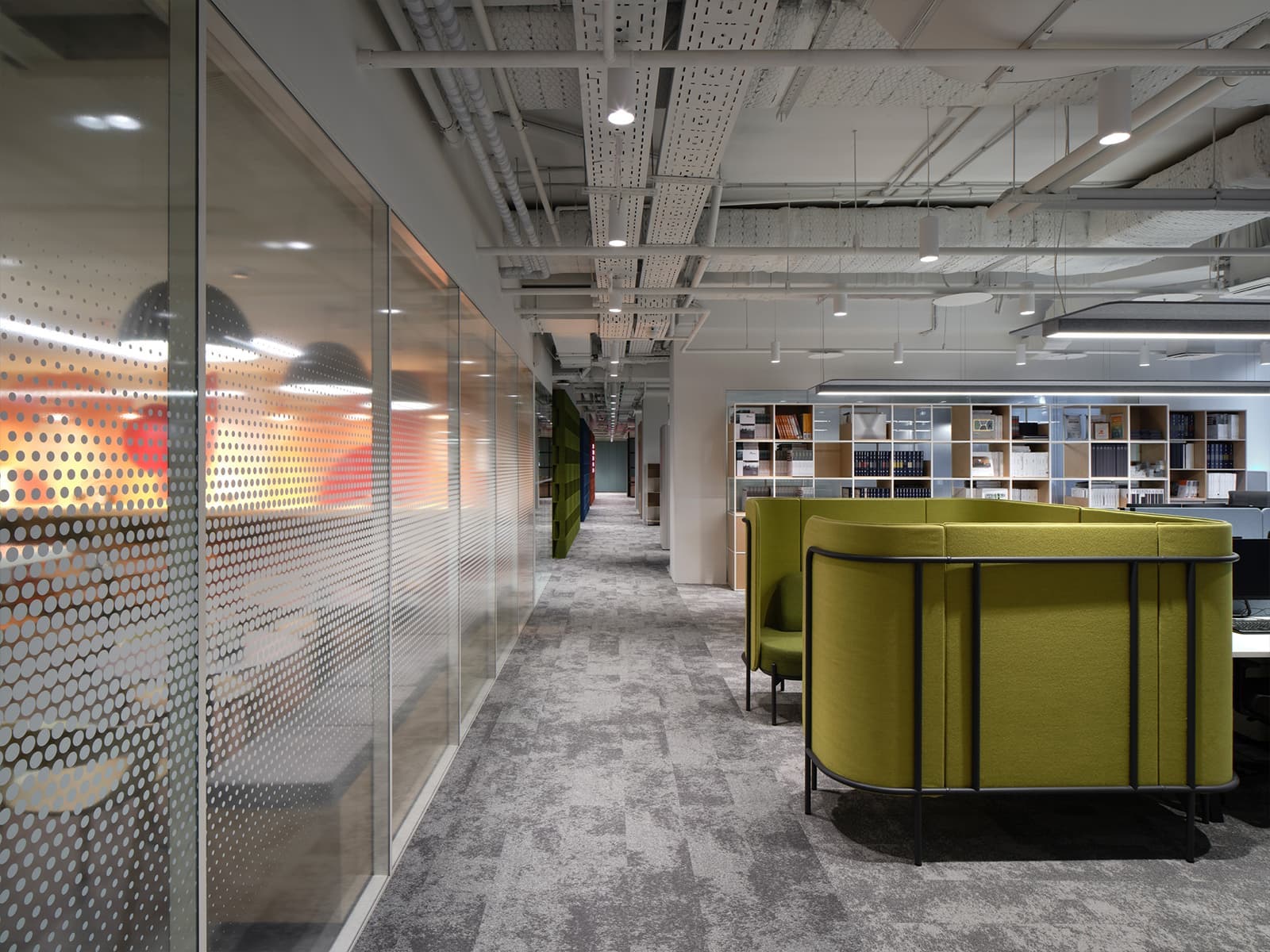 Галерея интерьерных решений в оформлении офиса московского холдинга — проект архитектурного бюро АРХИСТРА