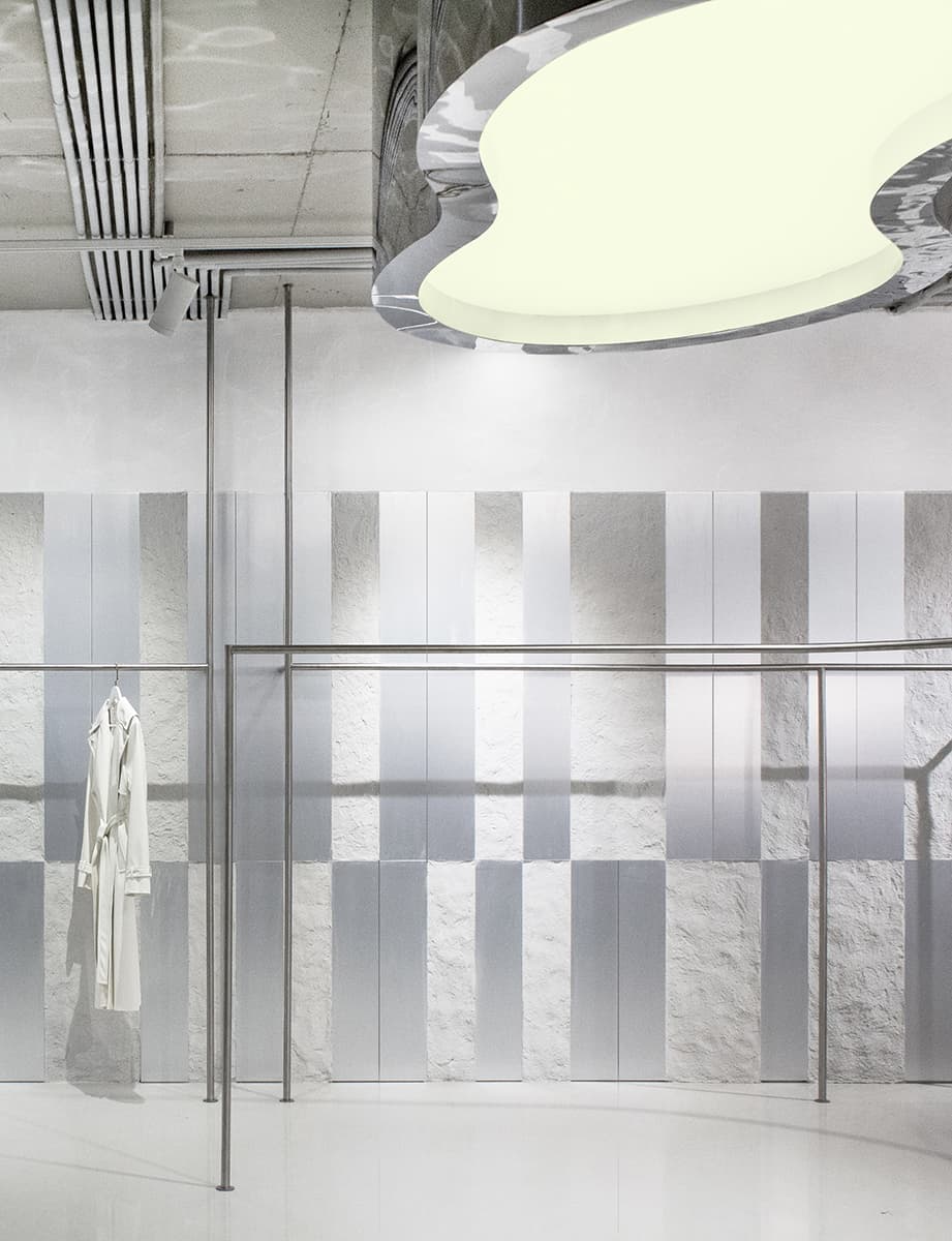 Нержавеющая сталь и вкрапления розового в интерьере шоурума — проект VEA Kollektiv