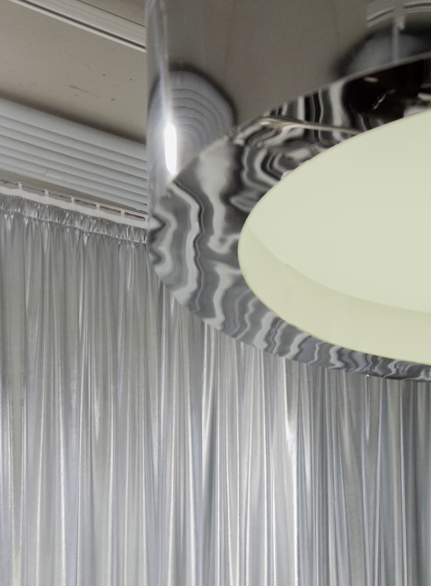 Нержавеющая сталь и вкрапления розового в интерьере шоурума — проект VEA Kollektiv