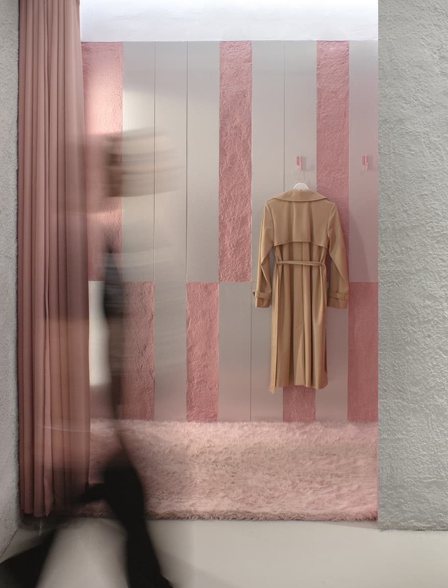 Нержавеющая сталь и вкрапления розового в интерьере шоурума — проект VEA Kollektiv