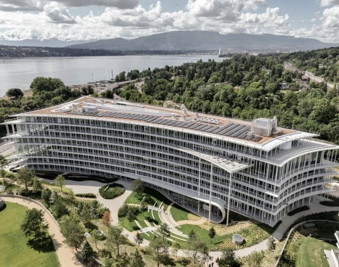 Herzog & de Meuron построили штаб-квартиру банка у Женевского озера