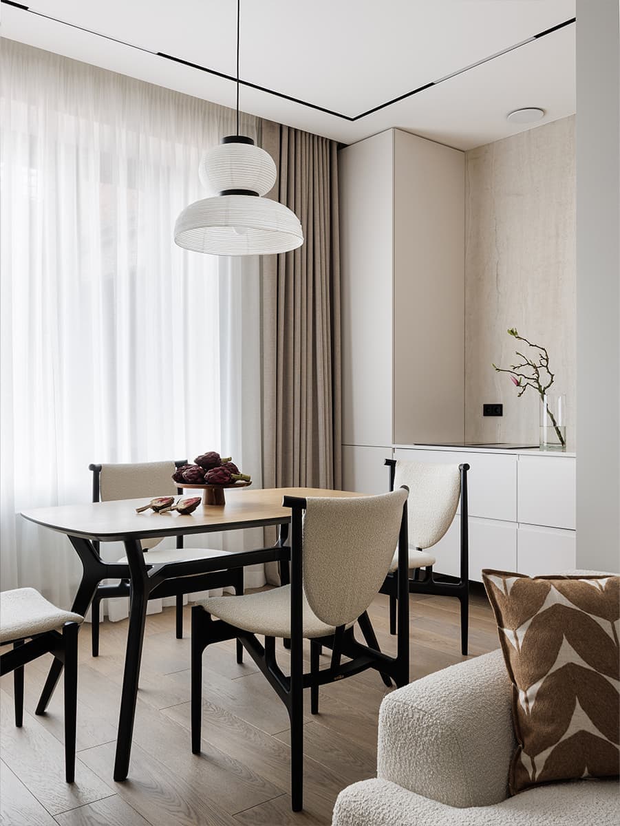 Ковры, искусство и азиатские нотки в интерьере семейной квартиры — проект Альбины Макарчиковой