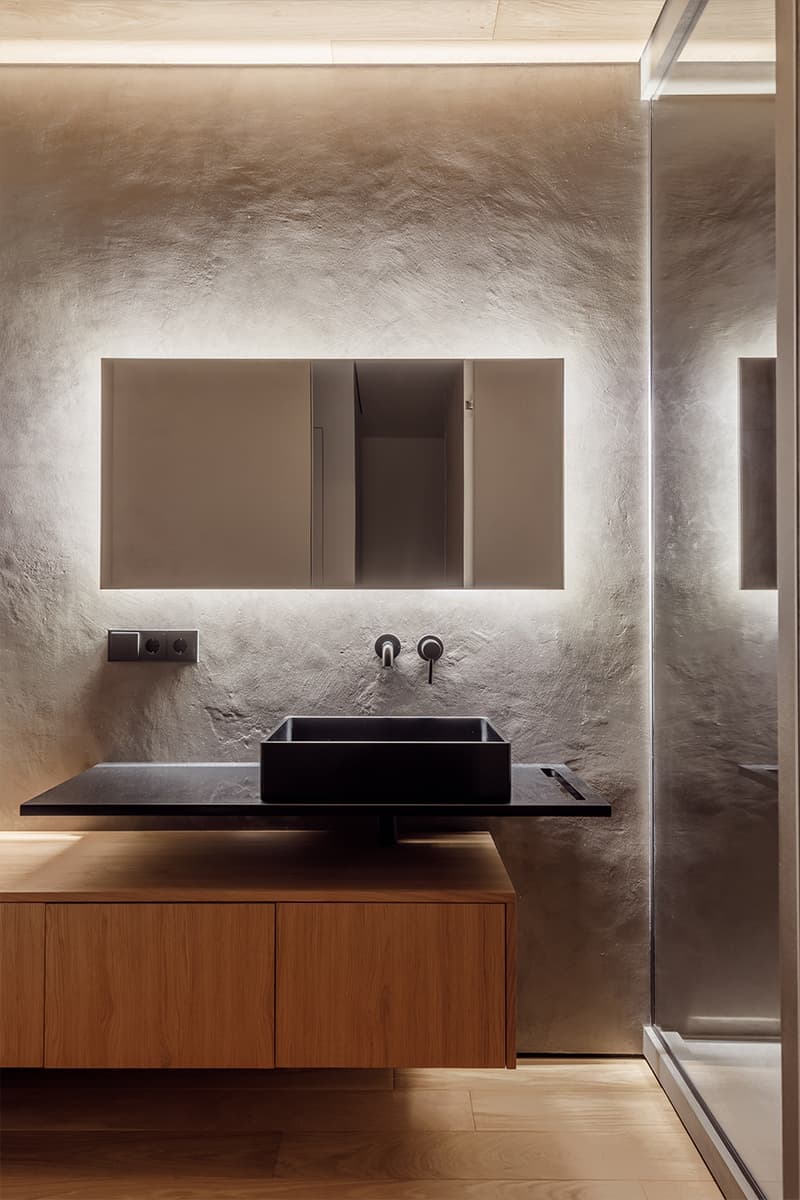 Функциональная лестница и текстура бетона в интерьере сочинской квартиры — проект дизайн-студии Aladashvili