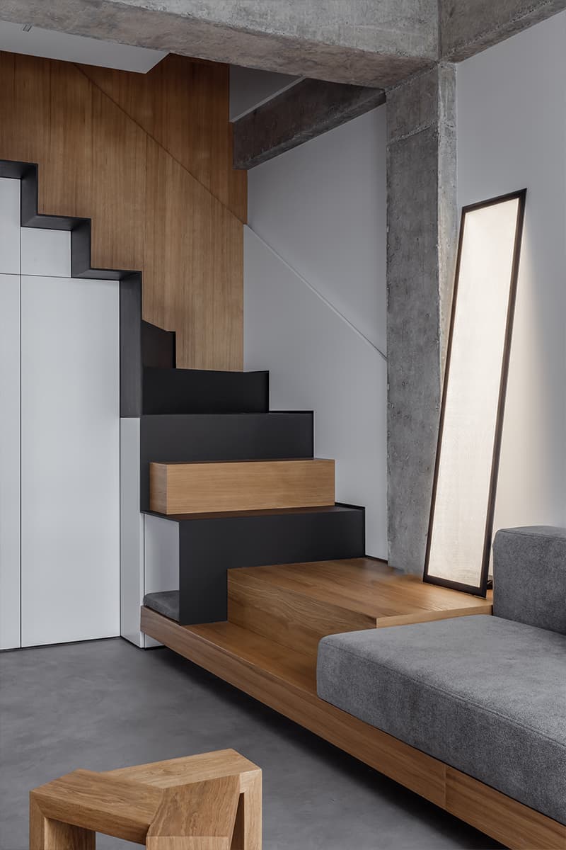 Функциональная лестница и текстура бетона в интерьере сочинской квартиры — проект дизайн-студии Aladashvili