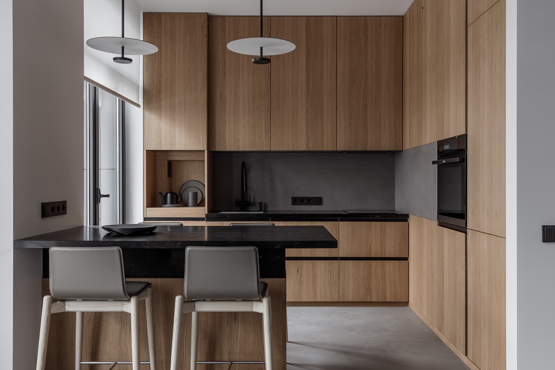 Функциональная лестница и текстура бетона в интерьере сочинской квартиры — проект дизайн-студии Aladashvili