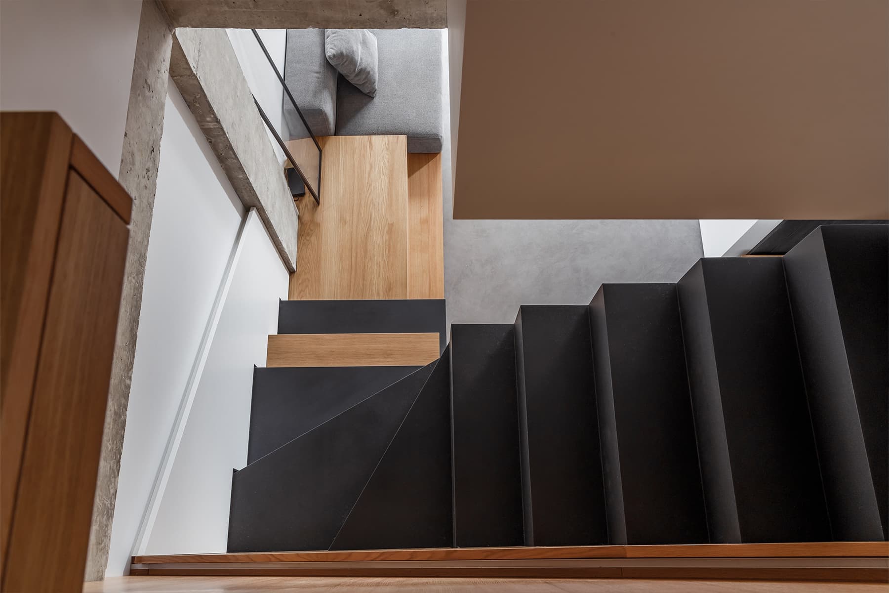 Функциональная лестница и текстура бетона в интерьере сочинской квартиры — проект дизайн-студии Aladashvili
