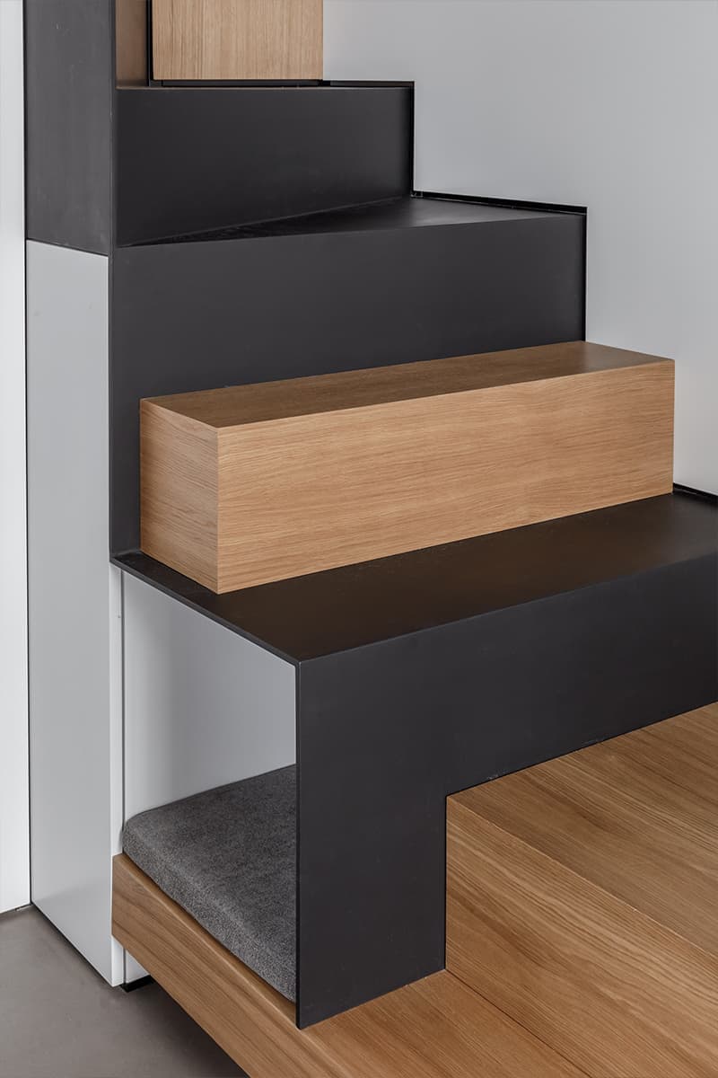 Функциональная лестница и текстура бетона в интерьере сочинской квартиры — проект дизайн-студии Aladashvili