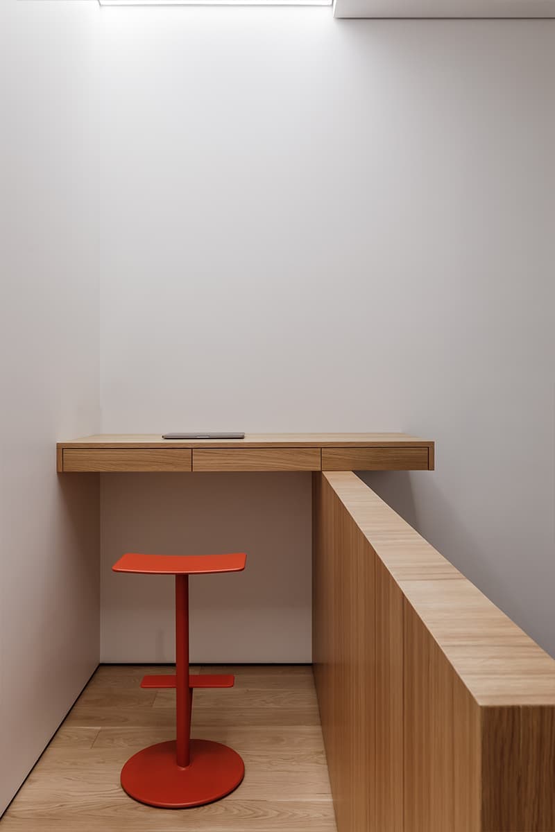 Функциональная лестница и текстура бетона в интерьере сочинской квартиры — проект дизайн-студии Aladashvili