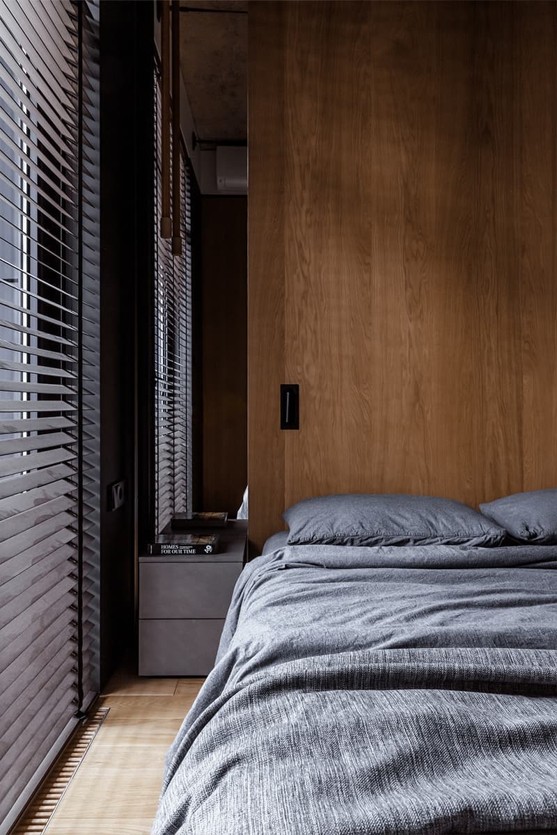 Функциональная лестница и текстура бетона в интерьере сочинской квартиры — проект дизайн-студии Aladashvili