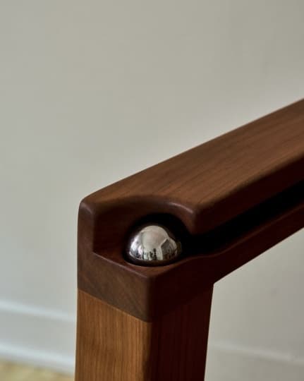 Дизайнер придумала стул для снятия стресса