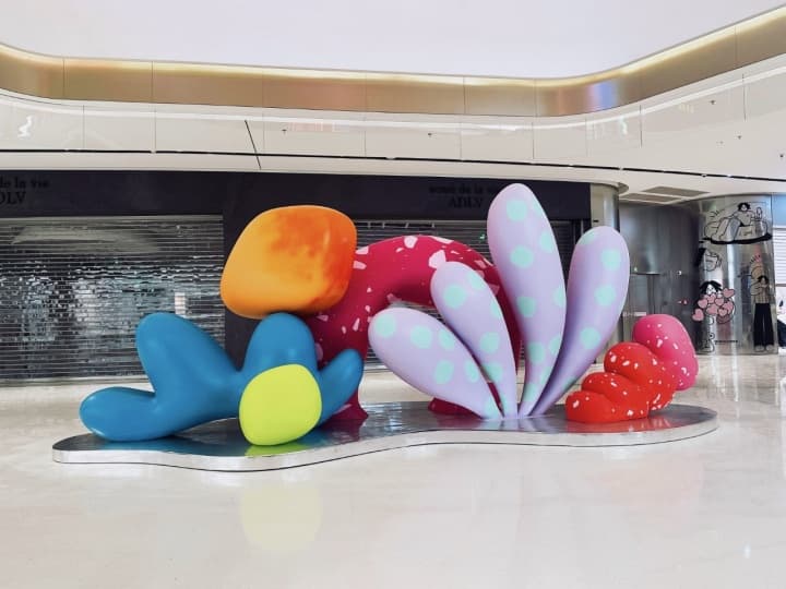 Алекс Проба установила красочную инсталляцию в Шэньчжэне