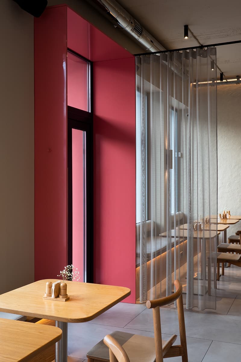 Текстильные перегородки и панорамные окна в интерьере кафе в Севастополе — проект Екатерины Саракула