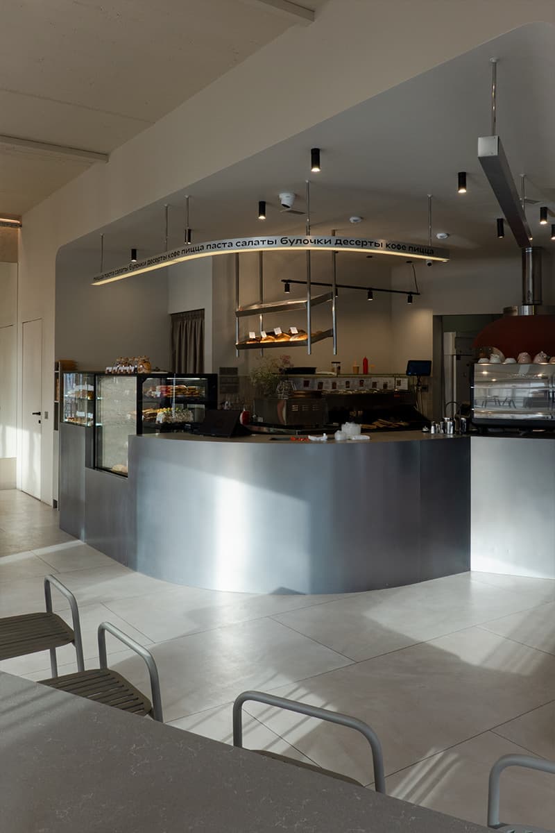 Текстильные перегородки и панорамные окна в интерьере кафе в Севастополе — проект Екатерины Саракула