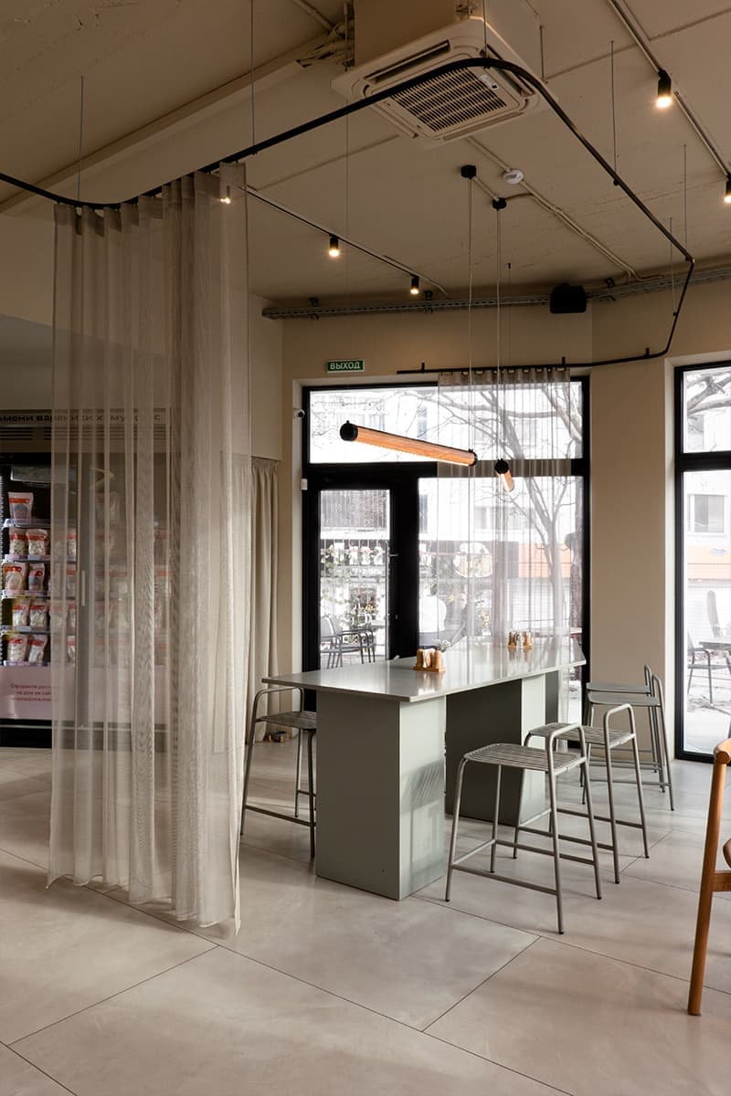 Текстильные перегородки и панорамные окна в интерьере кафе в Севастополе — проект Екатерины Саракула