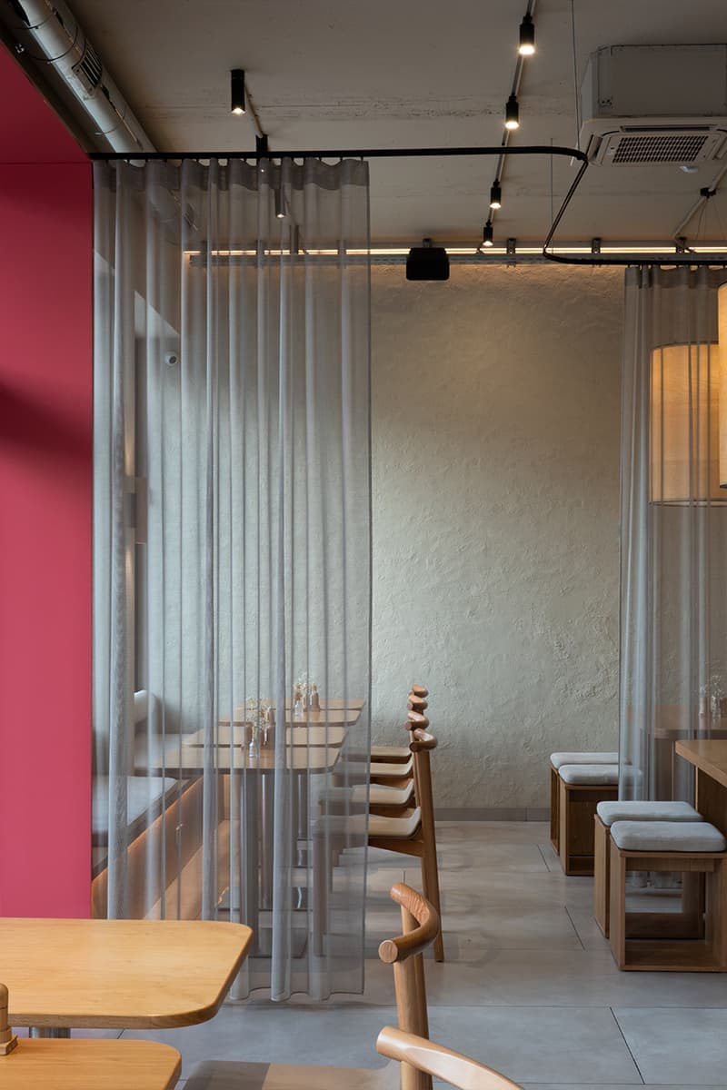 Текстильные перегородки и панорамные окна в интерьере кафе в Севастополе — проект Екатерины Саракула