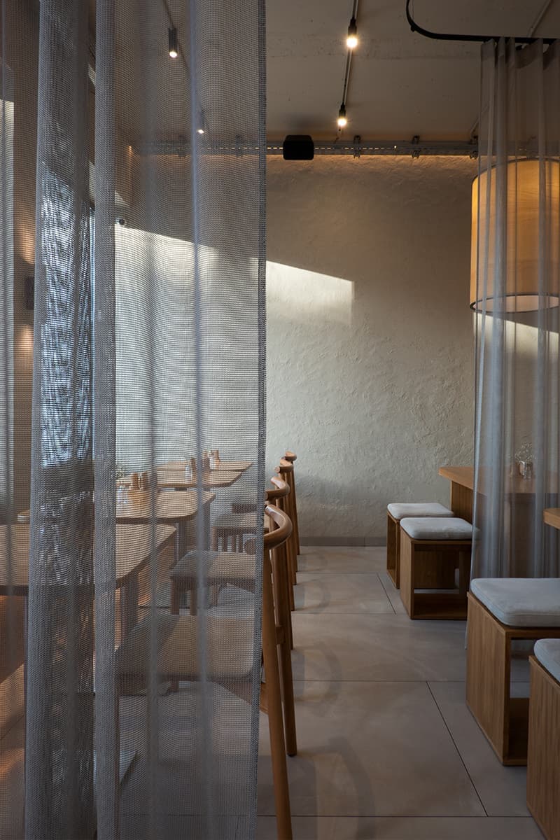 Текстильные перегородки и панорамные окна в интерьере кафе в Севастополе — проект Екатерины Саракула