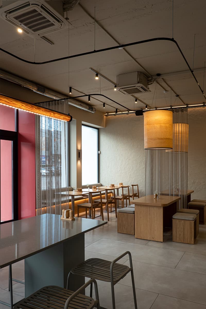 Текстильные перегородки и панорамные окна в интерьере кафе в Севастополе — проект Екатерины Саракула