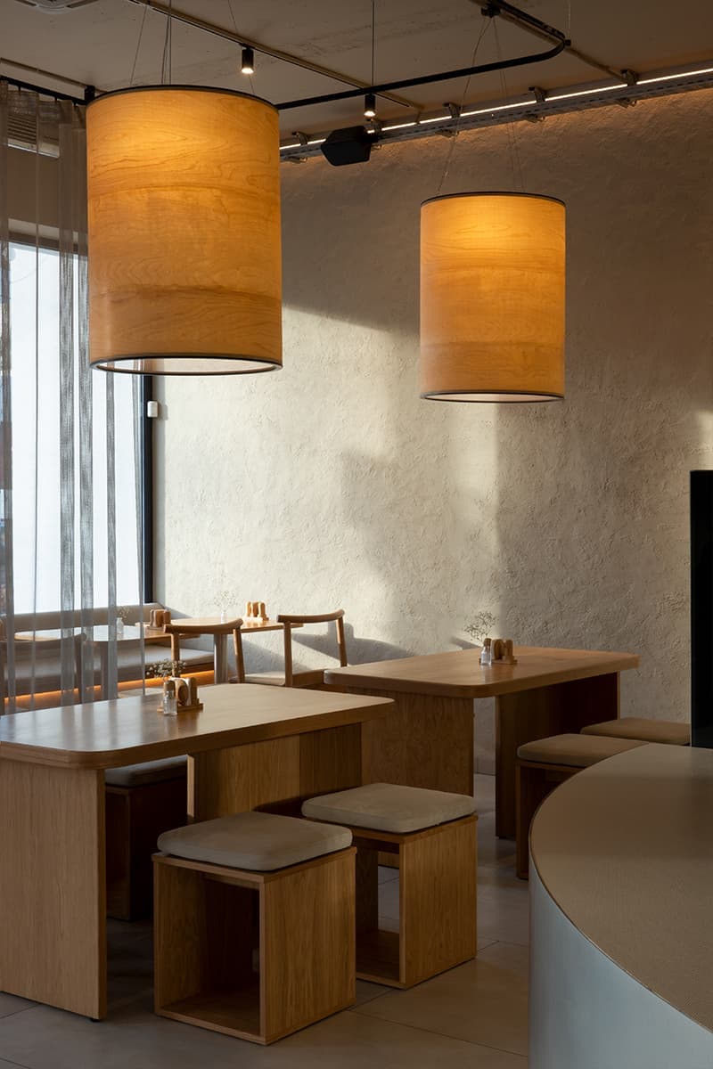 Текстильные перегородки и панорамные окна в интерьере кафе в Севастополе — проект Екатерины Саракула