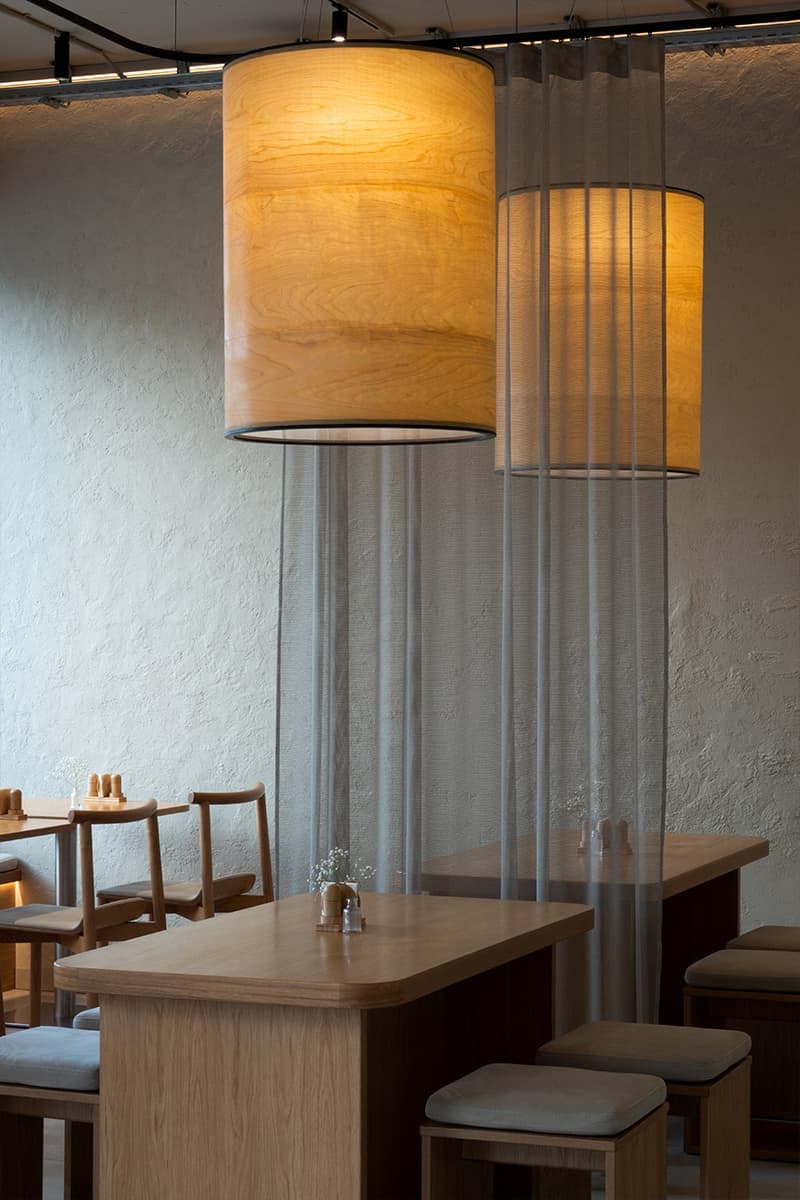 Текстильные перегородки и панорамные окна в интерьере кафе в Севастополе — проект Екатерины Саракула