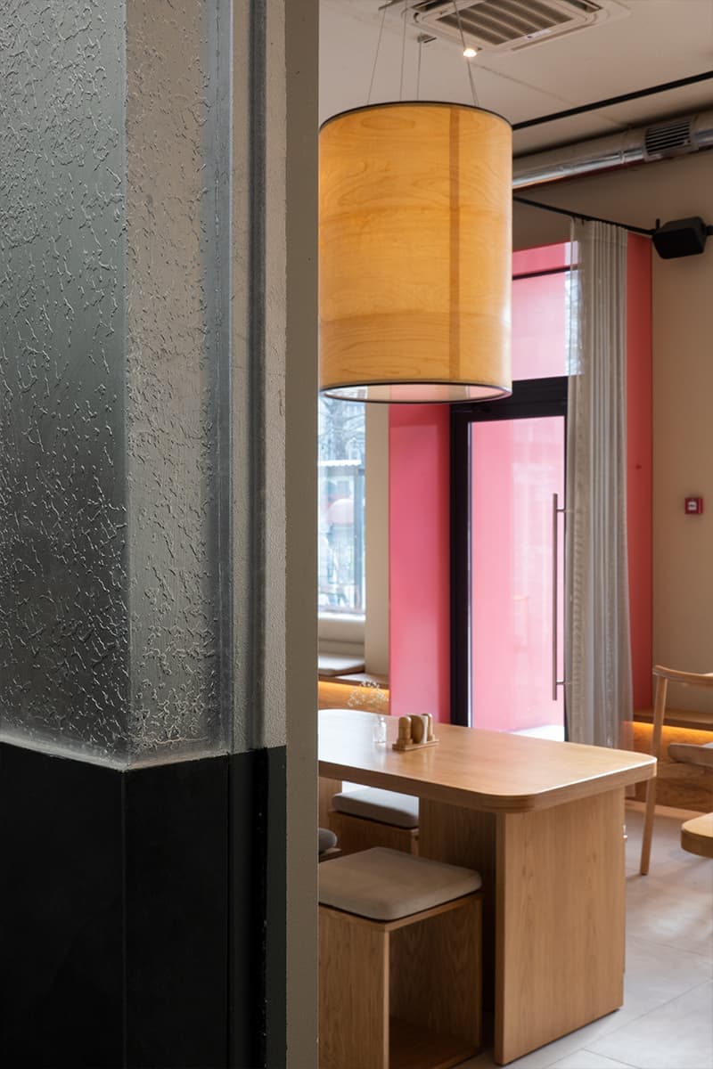 Текстильные перегородки и панорамные окна в интерьере кафе в Севастополе — проект Екатерины Саракула