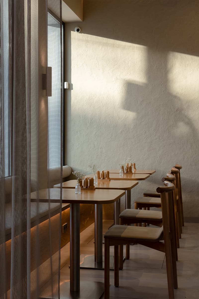 Текстильные перегородки и панорамные окна в интерьере кафе в Севастополе — проект Екатерины Саракула